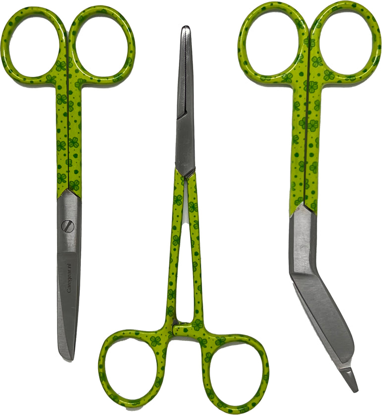 3 delig scharen set verpleegkundige Green Leprechaun  (+ naam graveren) - Caregear.nl Zorg scharen verpleegkundigen