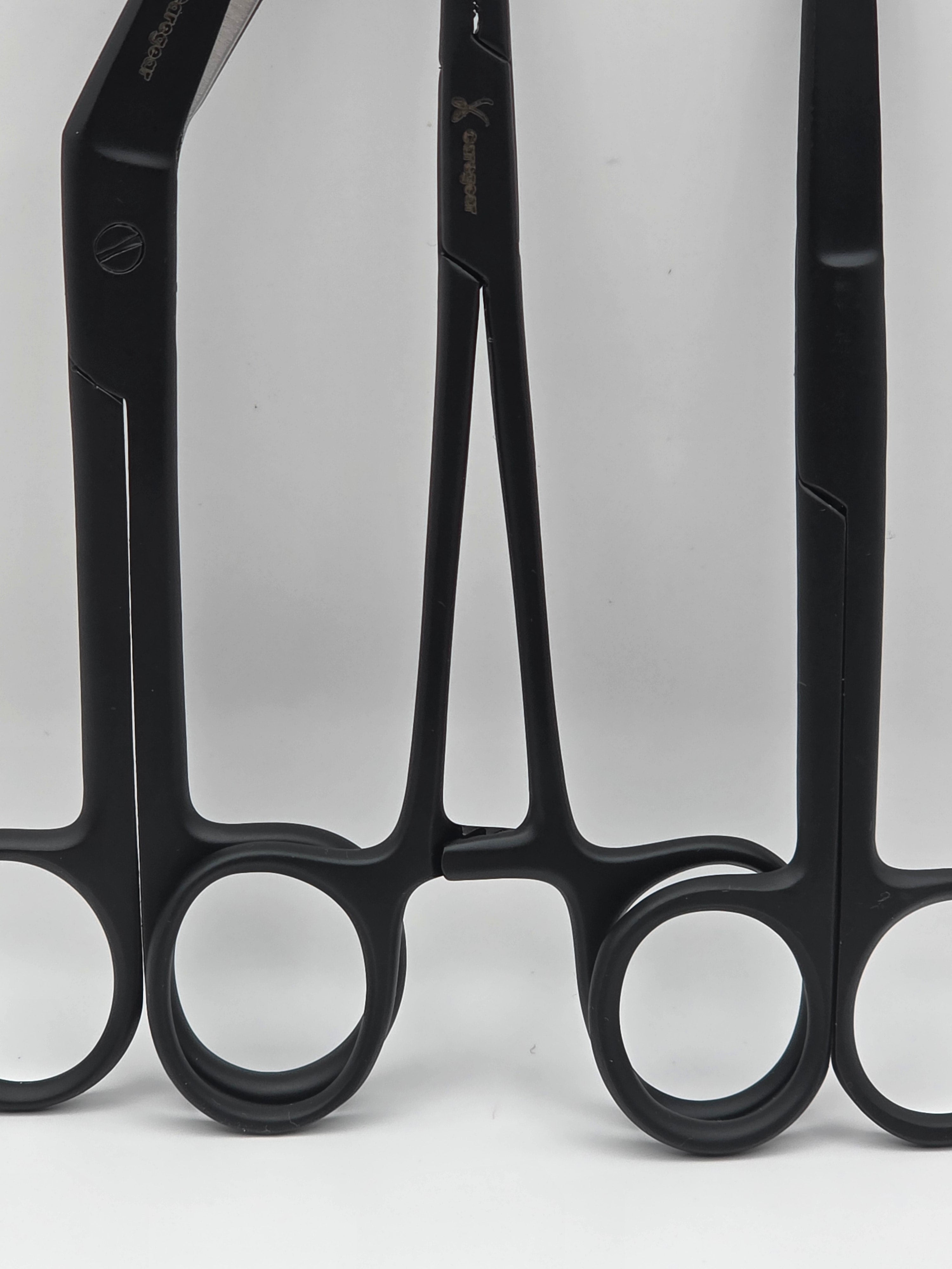 3 delig scharen set verpleegkundige Zwart Mat (naam graveren) - Caregear.nl Zorg scharen verpleegkundigen