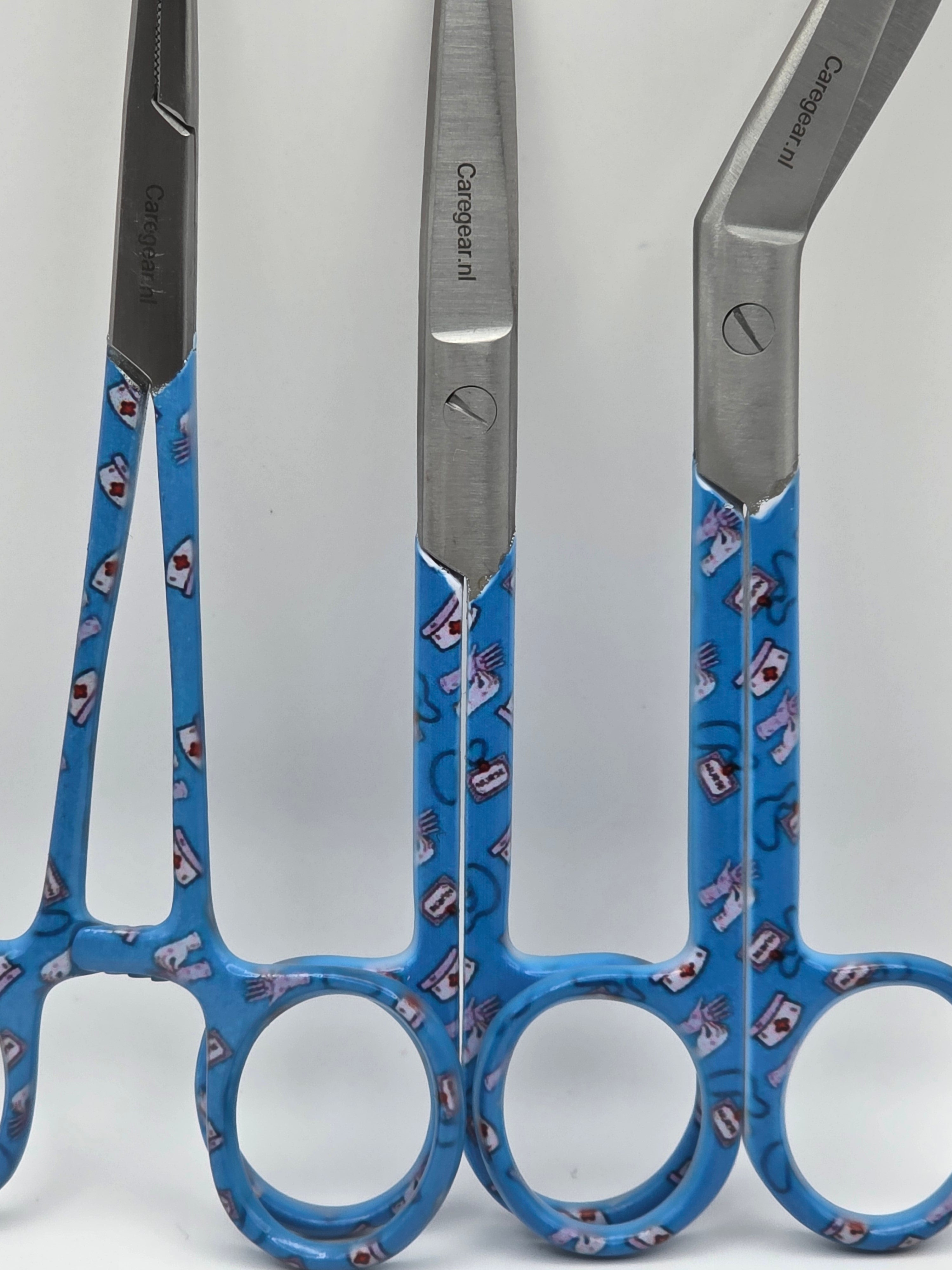 3-delige verpleegkundige scharenset blauw met hoedjes en handschoenen – gratis naamgravering - Caregear.nl Zorg scharen verpleegkundigen
