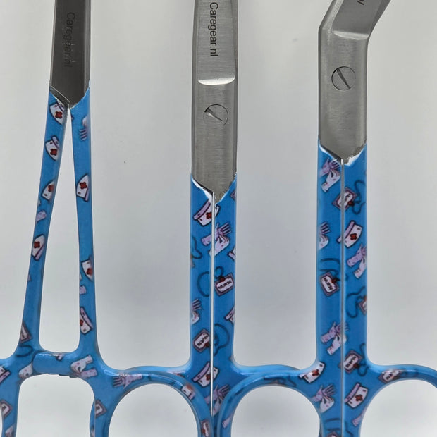 3-delige verpleegkundige scharenset blauw met hoedjes en handschoenen – gratis naamgravering - Caregear.nl Zorg scharen verpleegkundigen