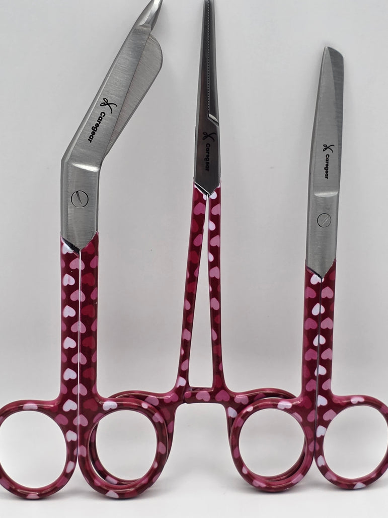 3 delig paarse set scharen met  roze hartjes, verpleegkundige  (+ naam graveren) - Caregear.nl Zorg scharen verpleegkundigen