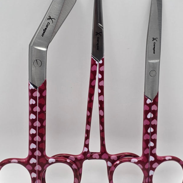 3 delig paarse set scharen met  roze hartjes, verpleegkundige  (+ naam graveren) - Caregear.nl Zorg scharen verpleegkundigen