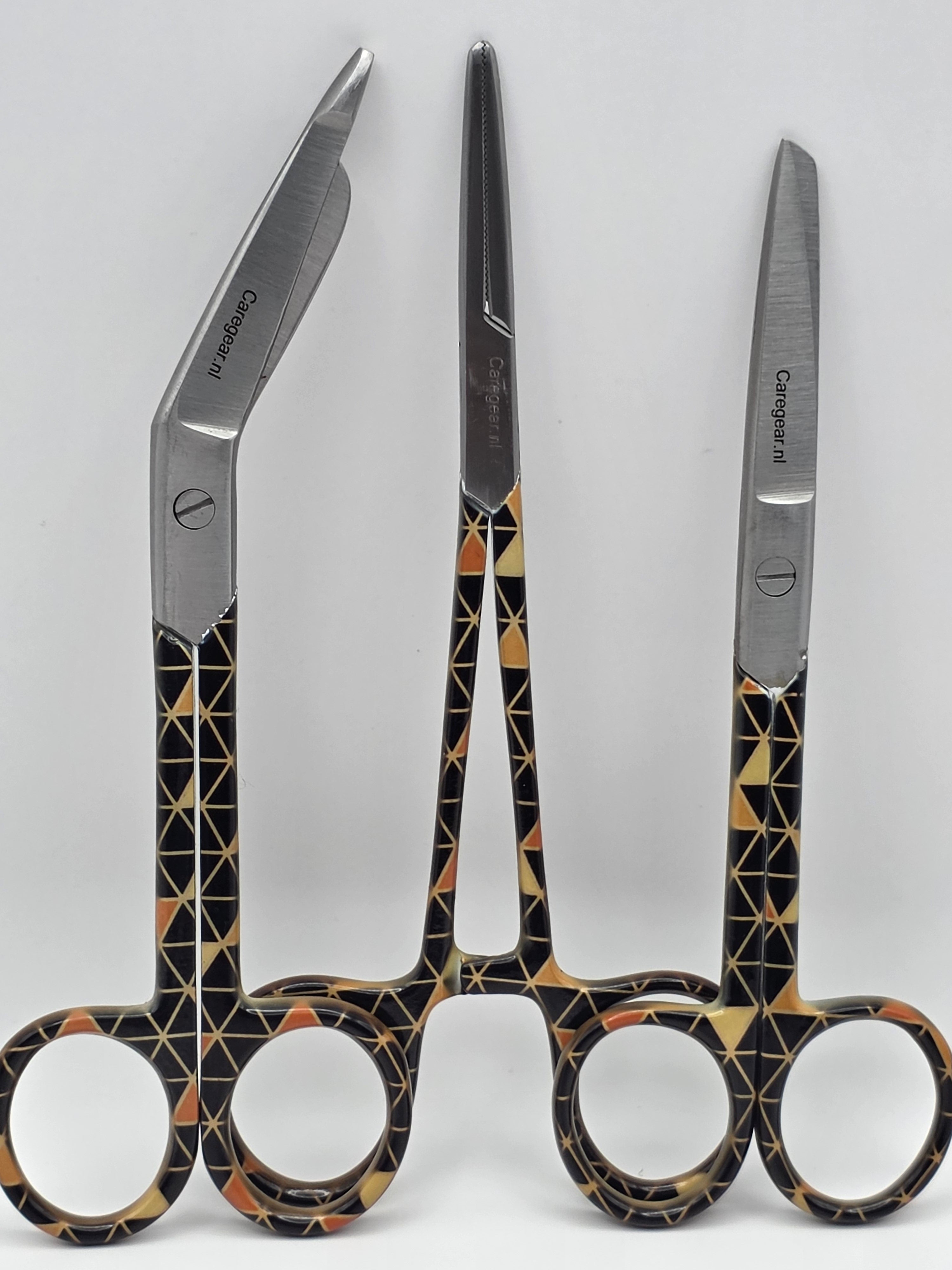 3-delige verpleegkundige scharenset – zwart/bruin met driehoekjes | Medische scharen RVS + naam graveren - Caregear.nl Zorg scharen verpleegkundigen