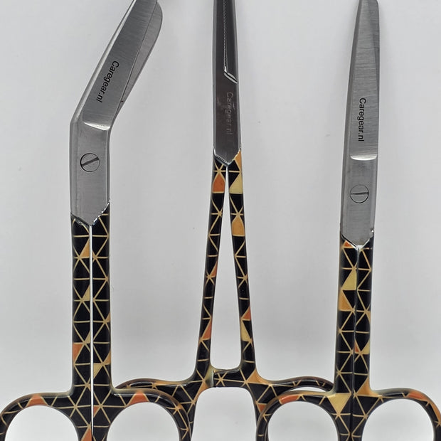 3-delige verpleegkundige scharenset – zwart/bruin met driehoekjes | Medische scharen RVS + naam graveren - Caregear.nl Zorg scharen verpleegkundigen