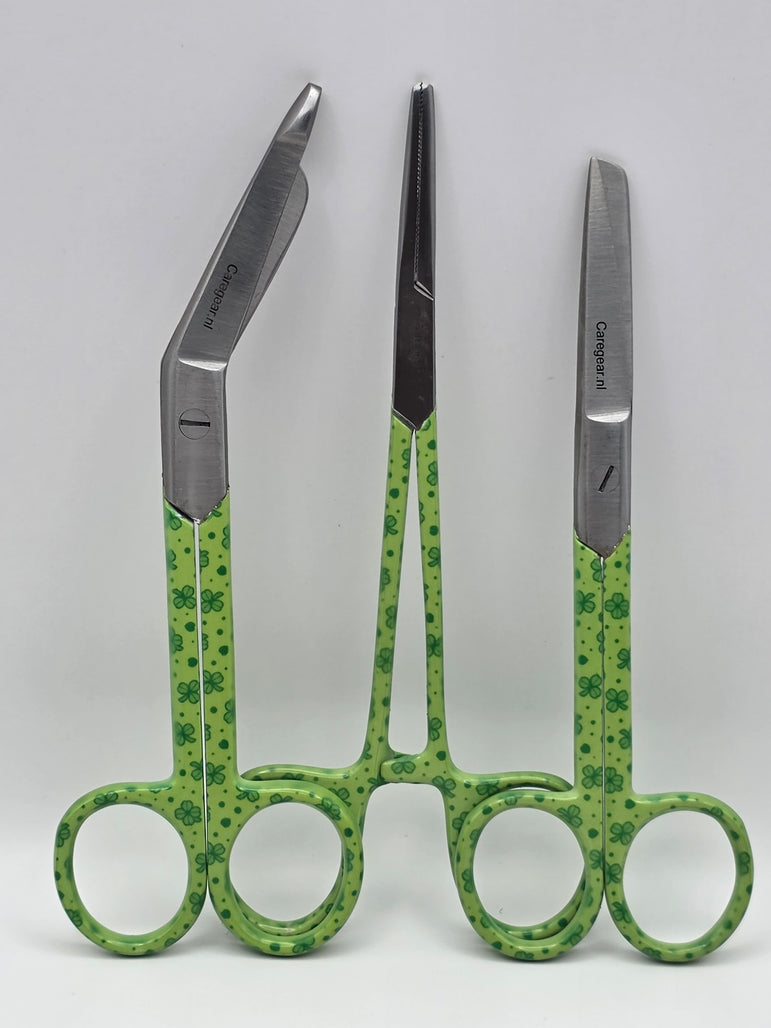 3 delig scharen set verpleegkundige Green Leprechaun  (+ naam graveren) - Caregear.nl Zorg scharen verpleegkundigen