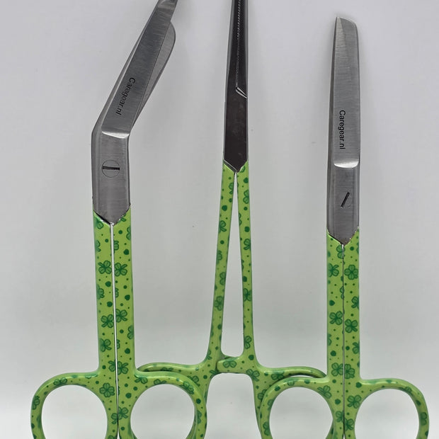 3 delig scharen set verpleegkundige Green Leprechaun  (+ naam graveren) - Caregear.nl Zorg scharen verpleegkundigen