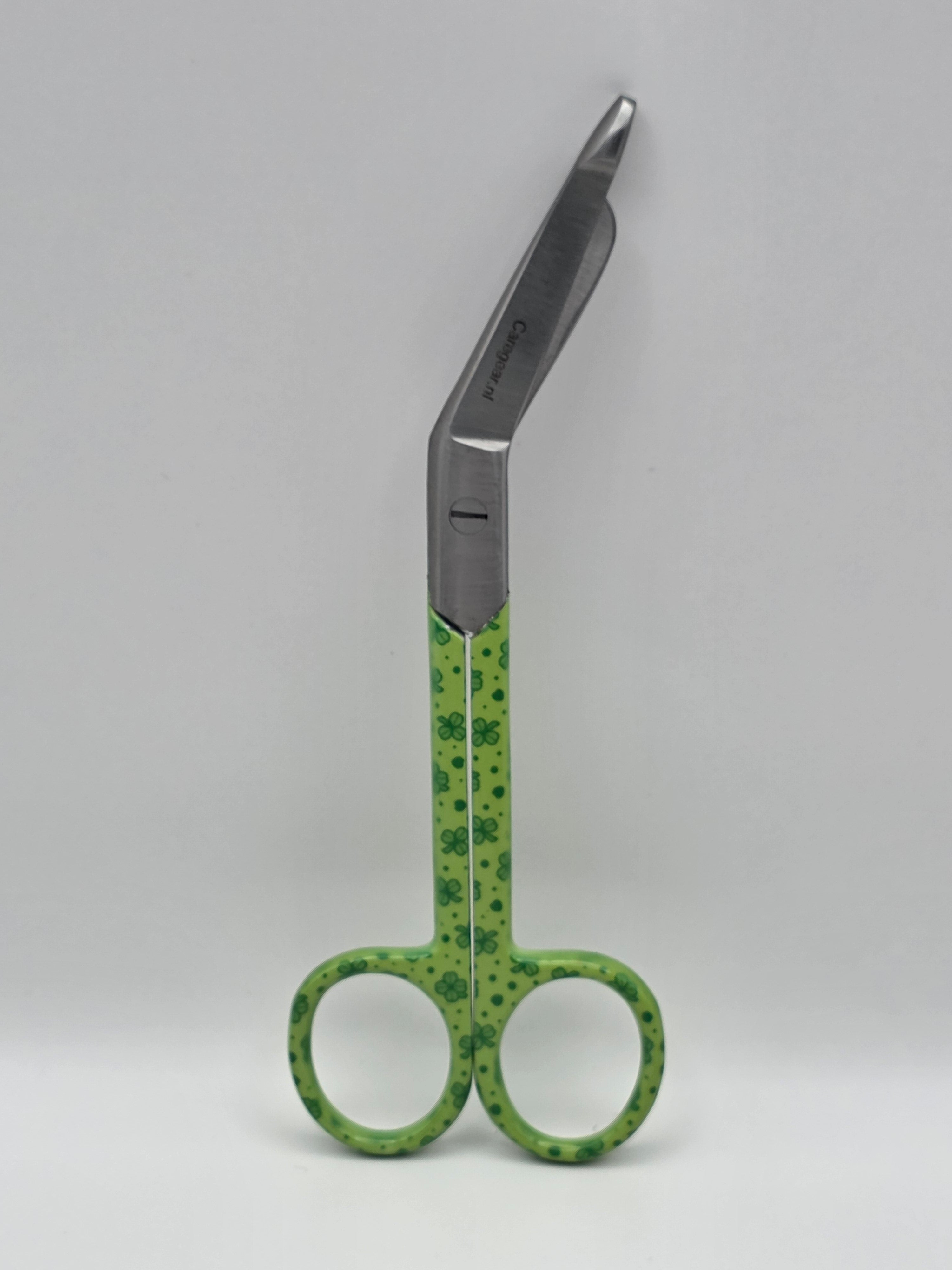 3 delig scharen set verpleegkundige Green Leprechaun  (+ naam graveren) - Caregear.nl Zorg scharen verpleegkundigen