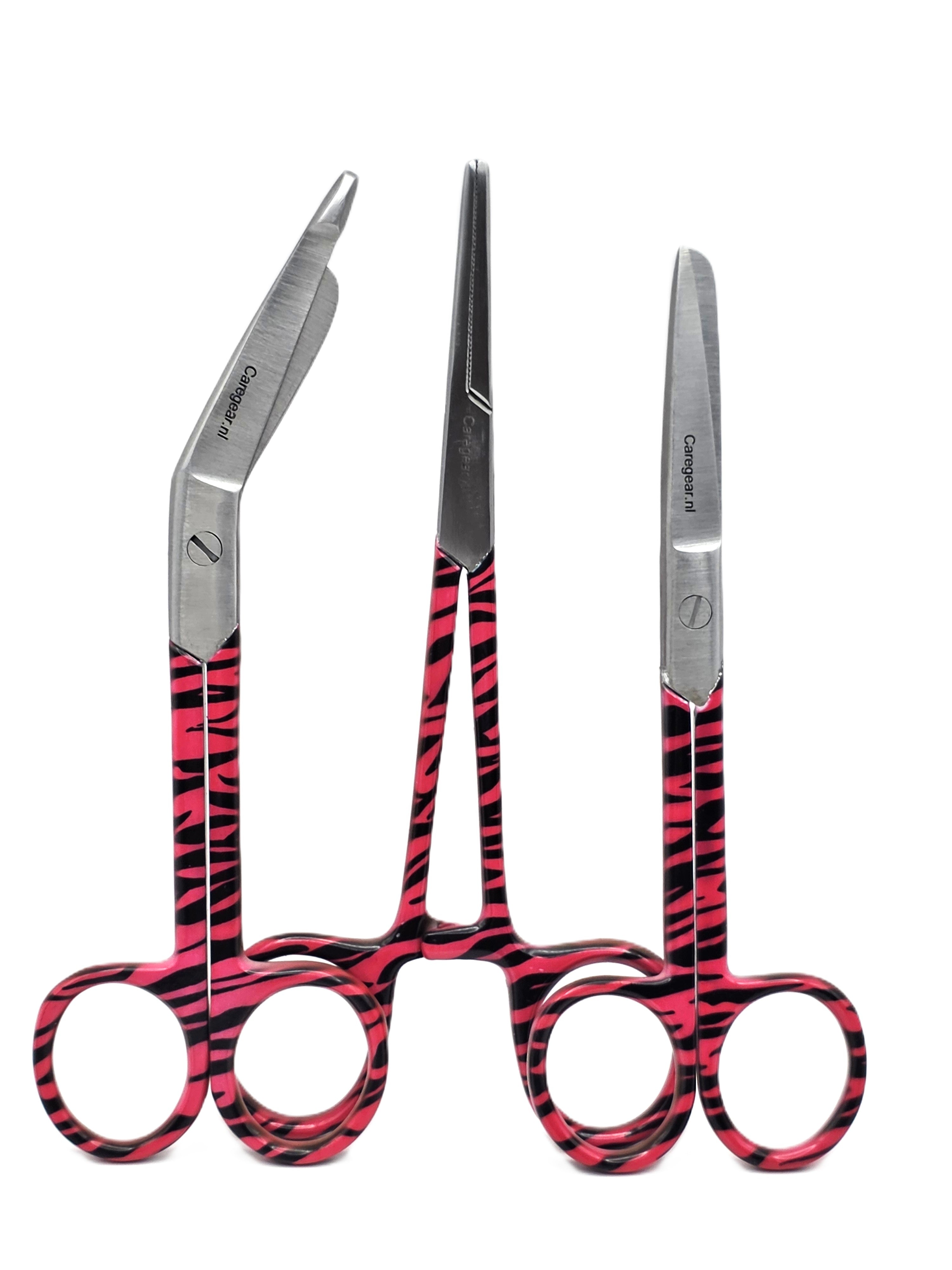 3-delige verpleegkundige scharenset - Zorg spullen in Pink/Roze/panterprint | Medische scharen RVS + naam graveren - Caregear.nl Zorg scharen verpleegkundigen