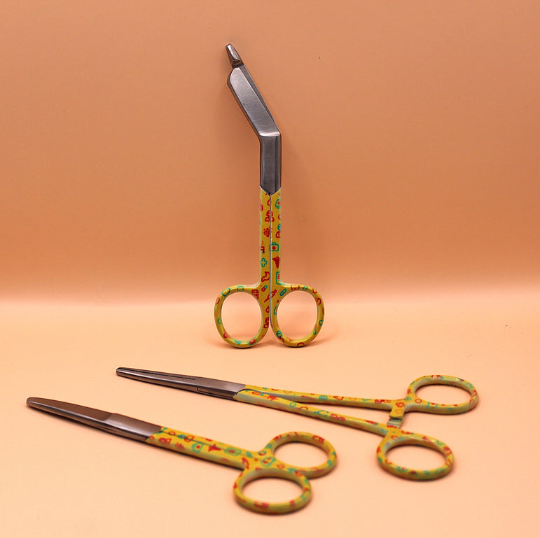 Gele set met zorg iconen - Caregear.nl Zorg scharen verpleegkundigen