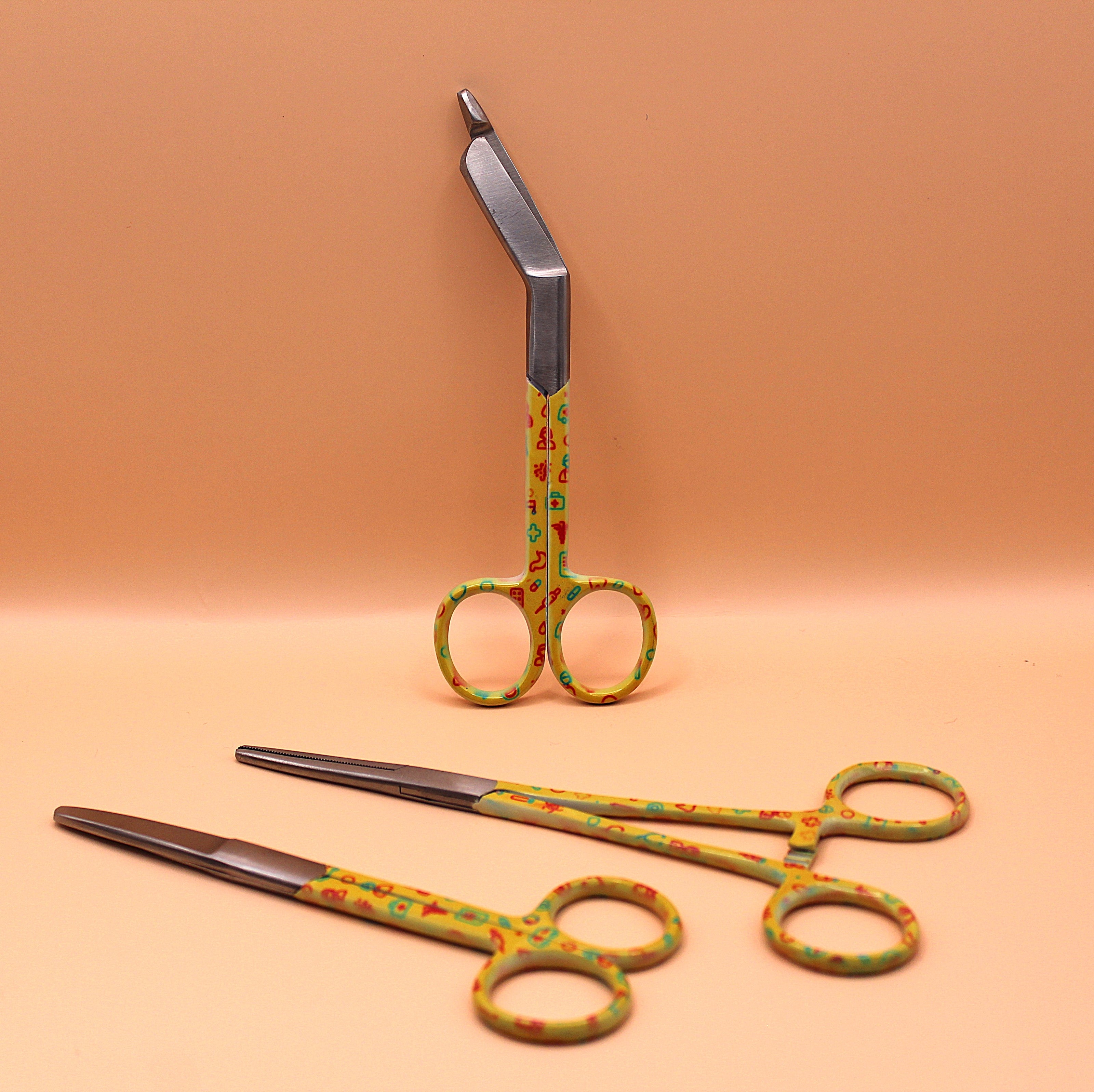 Gele set met zorg iconen - Caregear.nl Zorg scharen verpleegkundigen