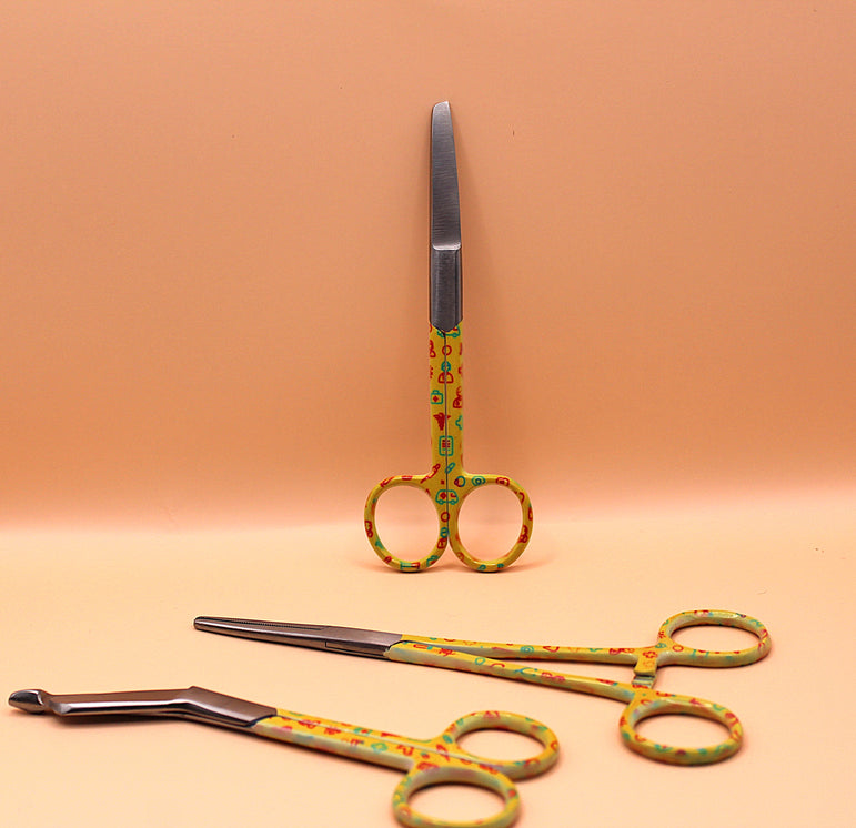 Gele set met zorg iconen - Caregear.nl Zorg scharen verpleegkundigen