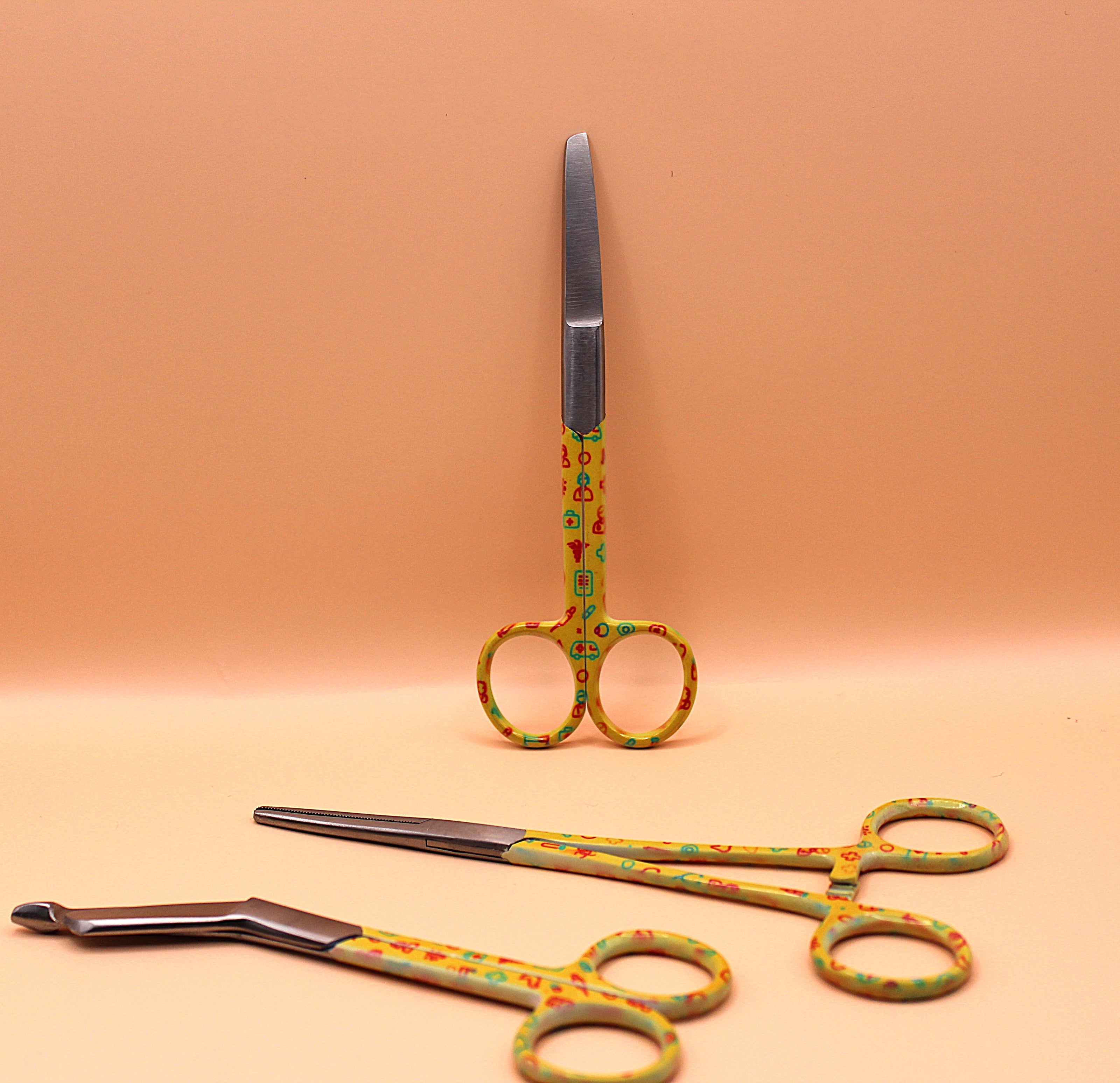 Gele set met zorg iconen - Caregear.nl Zorg scharen verpleegkundigen