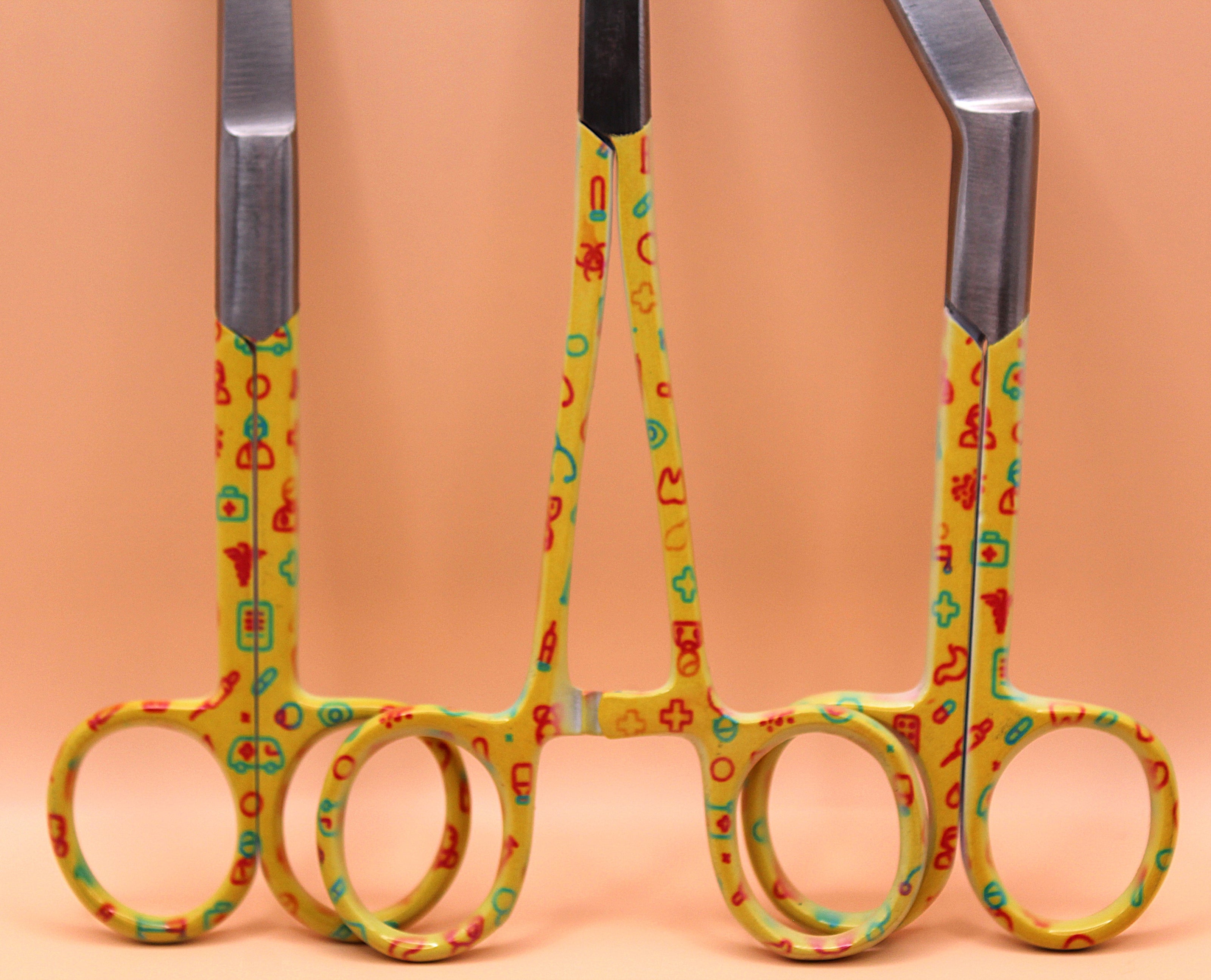 Gele set met zorg iconen - Caregear.nl Zorg scharen verpleegkundigen