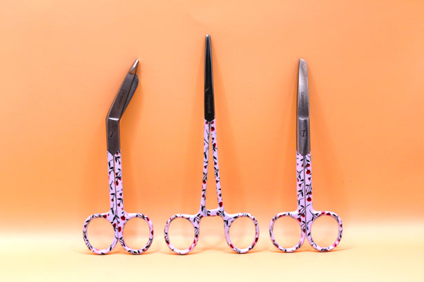 3 Delig set + gratis naam gravering Klaprozen - Caregear.nl Zorg scharen verpleegkundigen