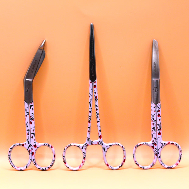 3 Delig set + gratis naam gravering Klaprozen - Caregear.nl Zorg scharen verpleegkundigen