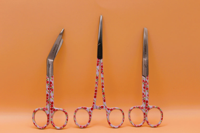 3 Delig set + gratis naam gravering Red Floral - Caregear.nl Zorg scharen verpleegkundigen