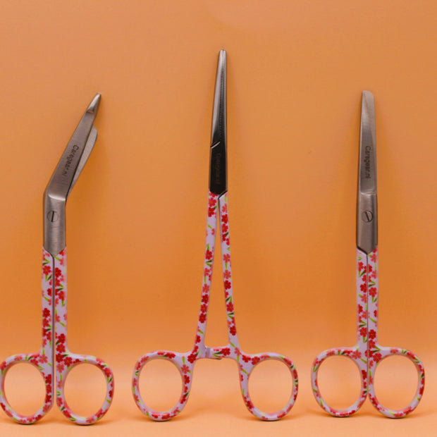 3 Delig set + gratis naam gravering Red Floral - Caregear.nl Zorg scharen verpleegkundigen