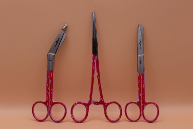 3 delig set + gratis naam gravering Spuitjes - Caregear.nl Zorg scharen verpleegkundigen