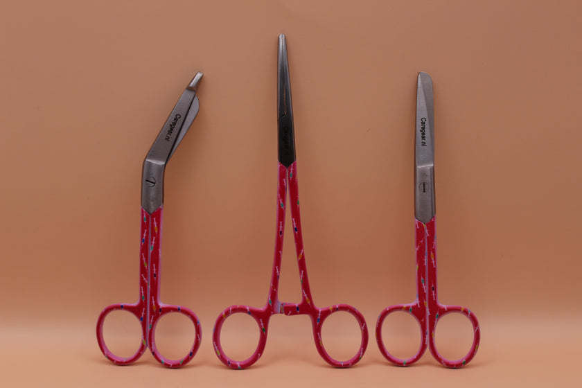 3 delig set + gratis naam gravering Spuitjes - Caregear.nl Zorg scharen verpleegkundigen