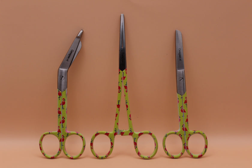 3 Delig set + gratis naam gravering Flamingo - Caregear.nl Zorg scharen verpleegkundigen