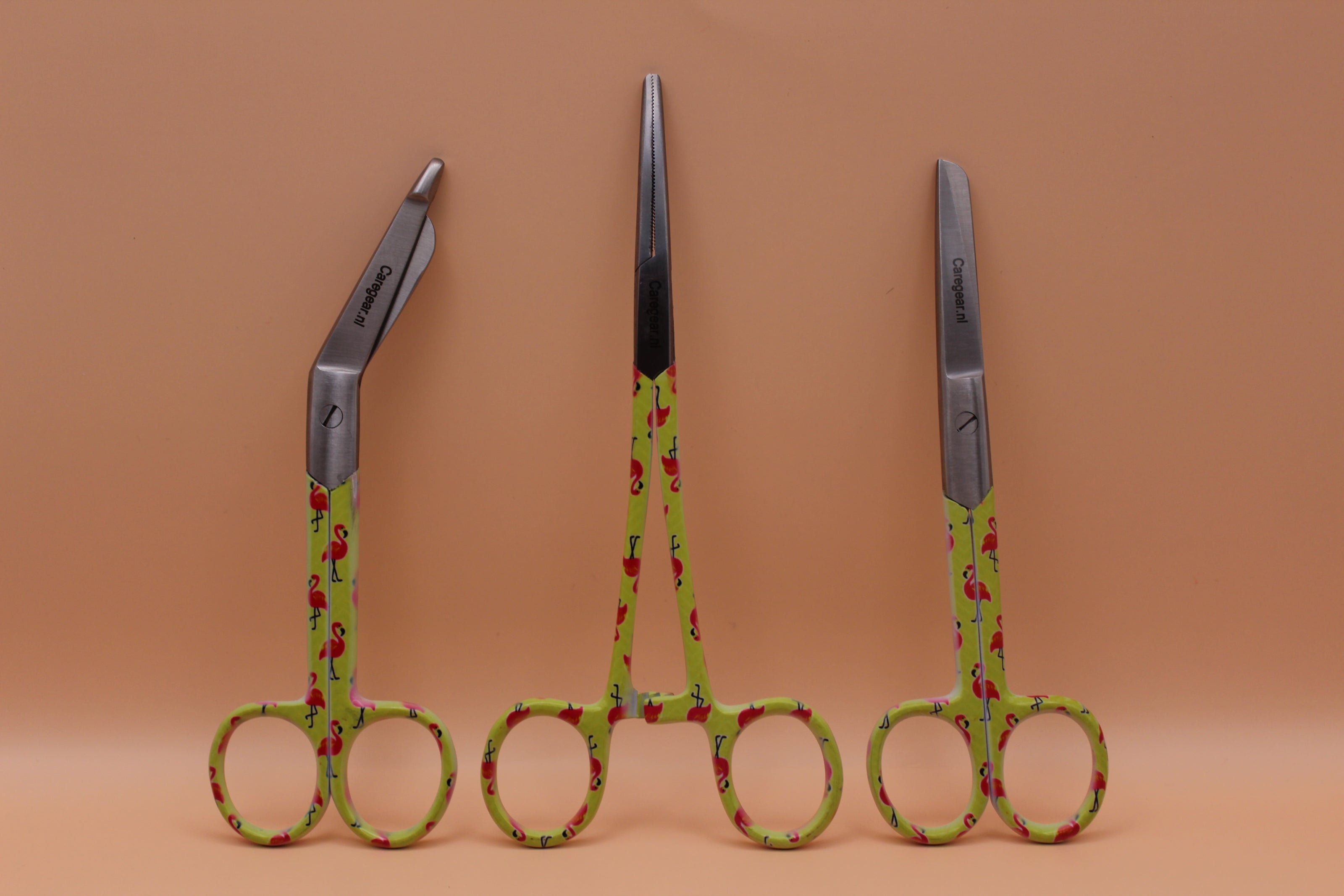 3 Delig set + gratis naam gravering Flamingo - Caregear.nl Zorg scharen verpleegkundigen