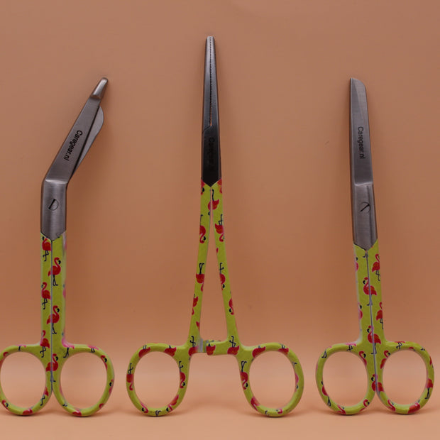 3 Delig set + gratis naam gravering Flamingo - Caregear.nl Zorg scharen verpleegkundigen