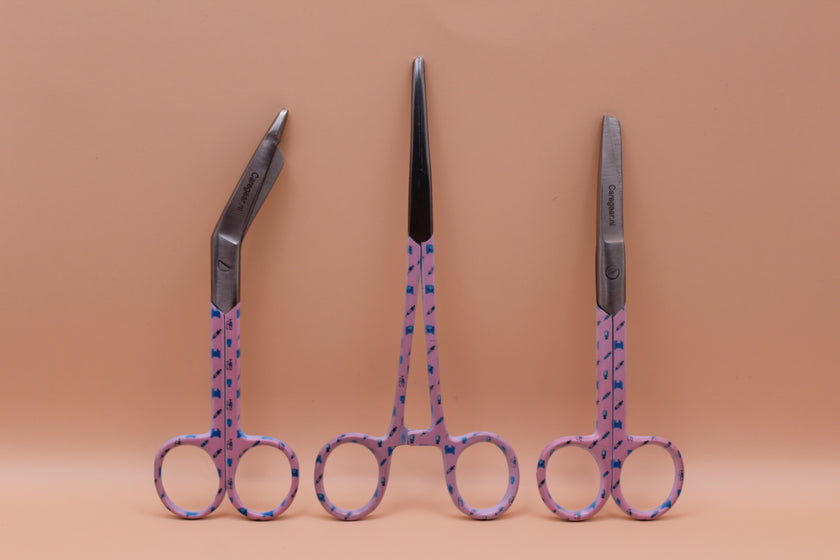 3 Delig set zorg scharen + gratis naam gravering Spuitjes en Flacons - Caregear.nl Zorg scharen verpleegkundigen