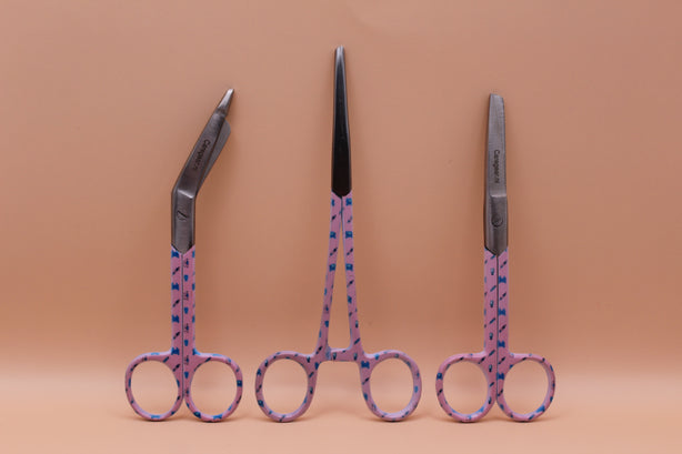 3 Delig set zorg scharen + gratis naam gravering Spuitjes en Flacons - Caregear.nl Zorg scharen verpleegkundigen