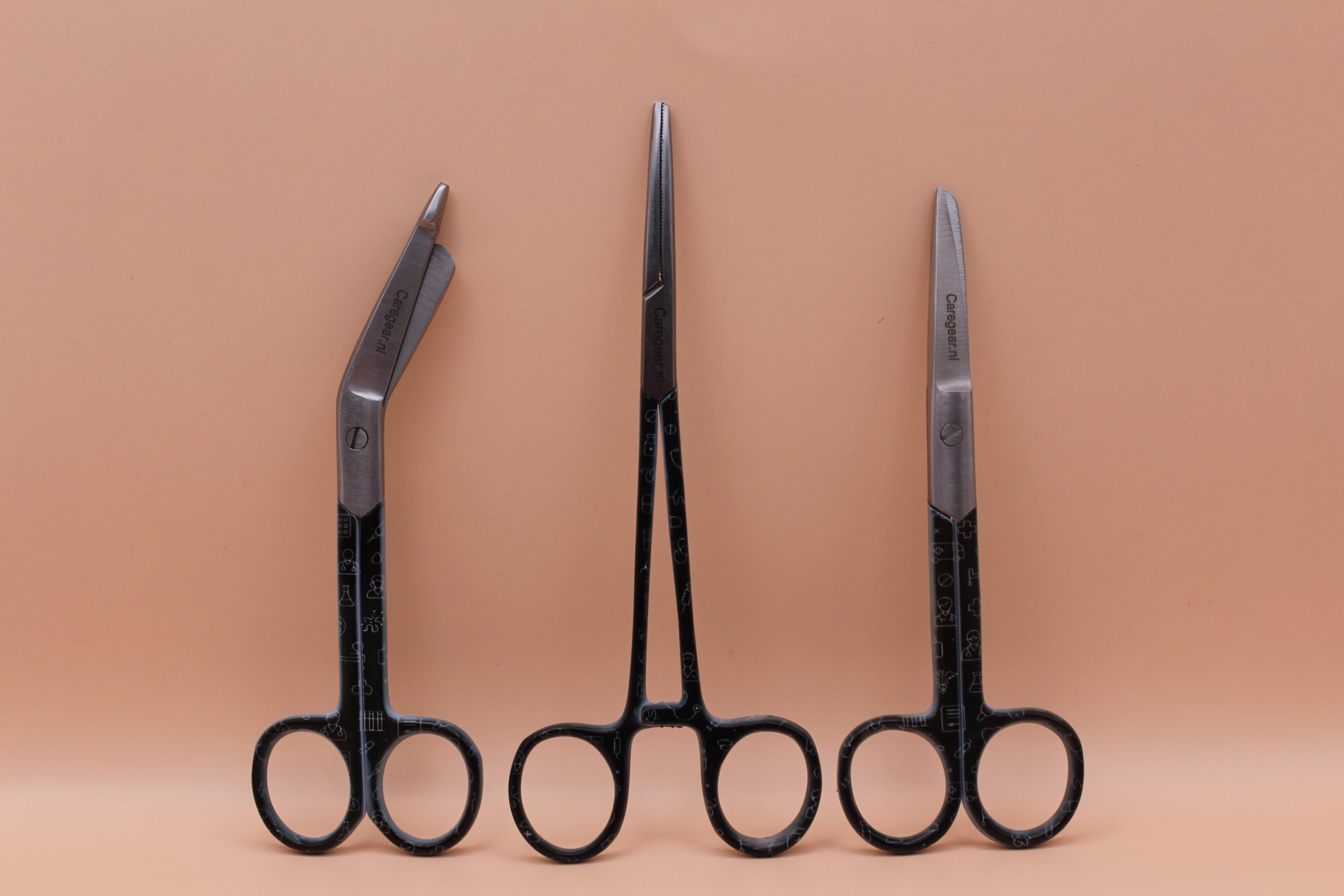 3 Delig set + gratis naam gravering Medische Icons zwart wit - Caregear.nl Zorg scharen verpleegkundigen