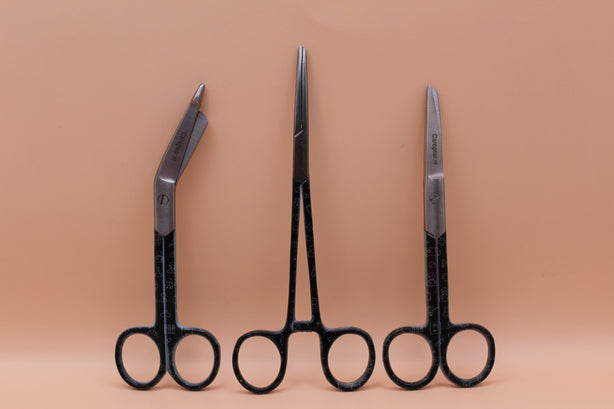 3 Delig set + gratis naam gravering Medische Icons zwart wit - Caregear.nl Zorg scharen verpleegkundigen