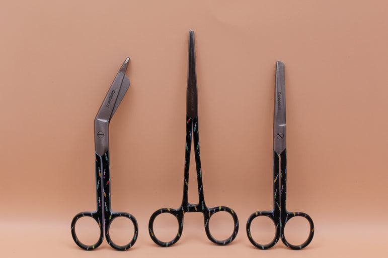 3 Delig set + gratis naam gravering Black Spuitjes - Caregear.nl Zorg scharen verpleegkundigen