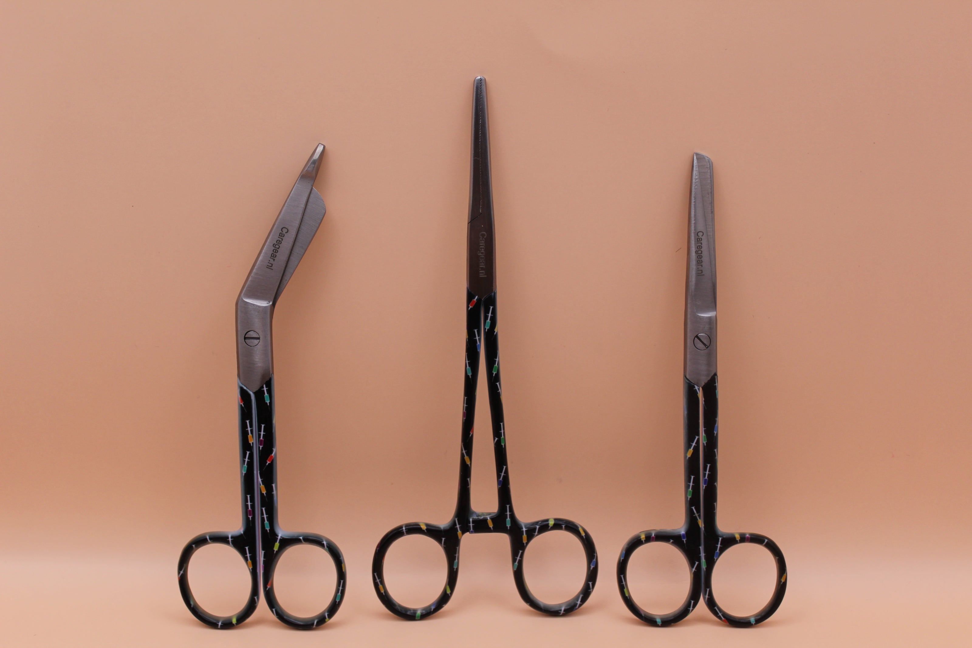 3 Delig set + gratis naam gravering Black Spuitjes - Caregear.nl Zorg scharen verpleegkundigen