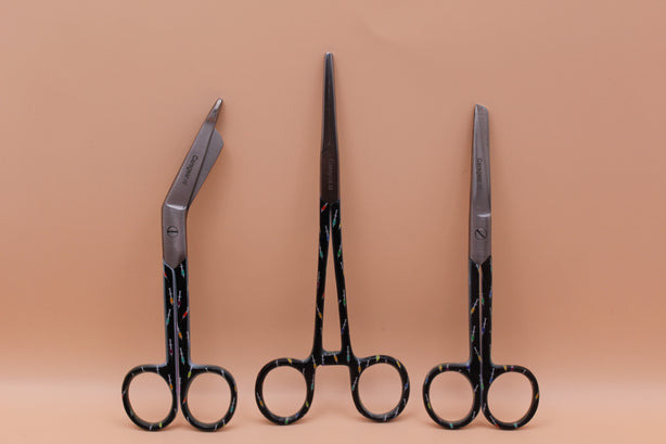 3 Delig set + gratis naam gravering Black Spuitjes - Caregear.nl Zorg scharen verpleegkundigen