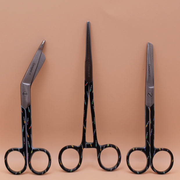 3 Delig set + gratis naam gravering Black Spuitjes - Caregear.nl Zorg scharen verpleegkundigen