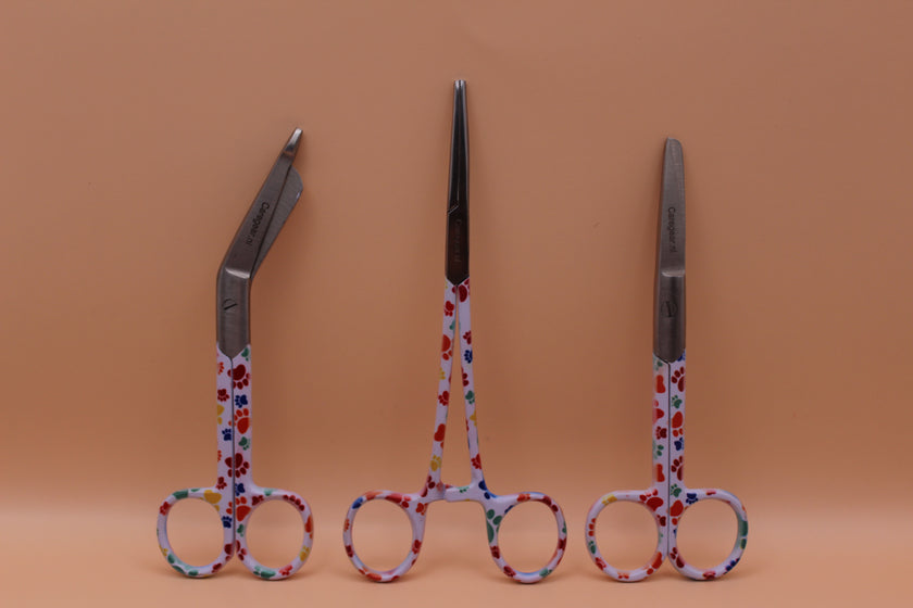 3 Delig set + gratis naam gravering Pootjes - Caregear.nl Zorg scharen verpleegkundigen