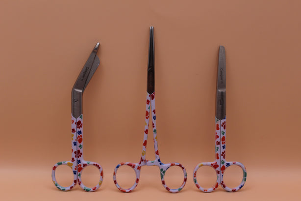 3 Delig set + gratis naam gravering Pootjes - Caregear.nl Zorg scharen verpleegkundigen