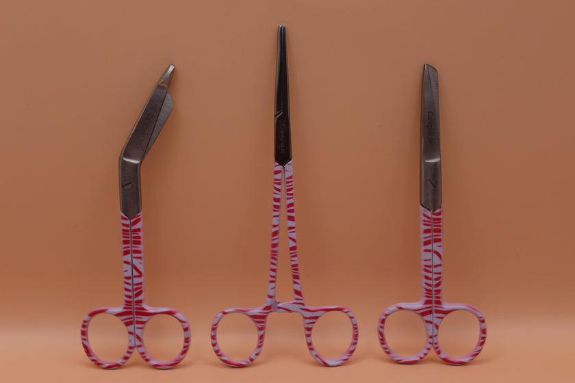 3 Delig set + gratis naam gravering Zebra roze - Caregear.nl Zorg scharen verpleegkundigen