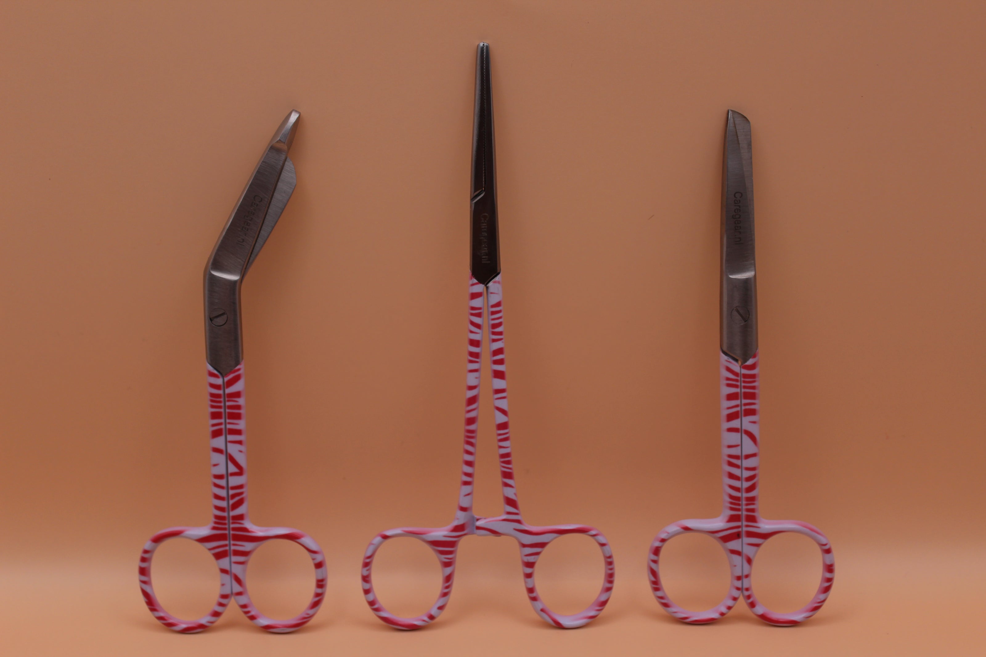3 Delig set + gratis naam gravering Zebra roze - Caregear.nl Zorg scharen verpleegkundigen