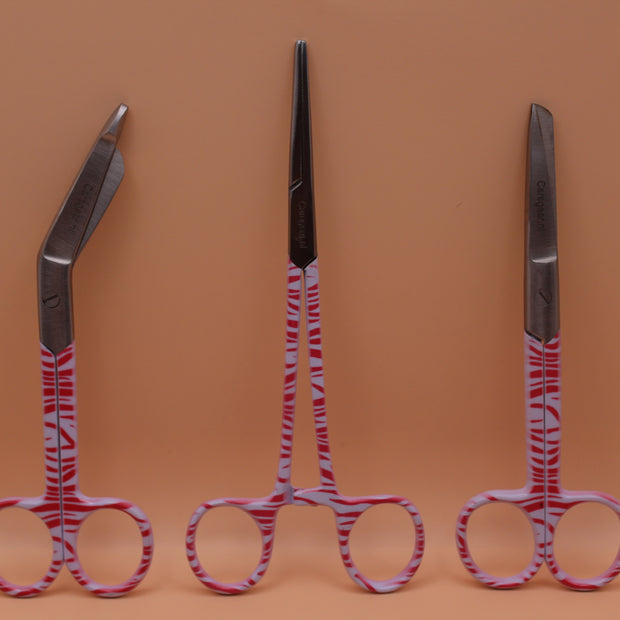 3 Delig set + gratis naam gravering Zebra roze - Caregear.nl Zorg scharen verpleegkundigen