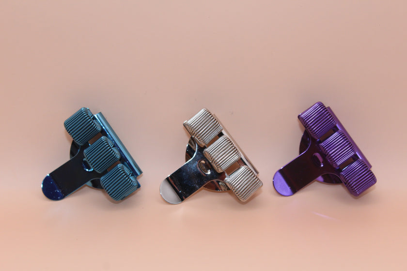 3-vaks Pennenclip – Blauw Metallic - Caregear.nl Zorg scharen verpleegkundigen