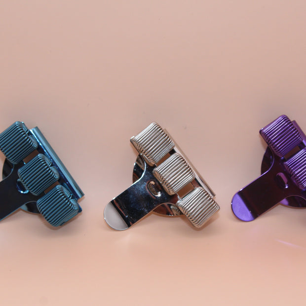 3-vaks Pennenclip – Blauw Metallic - Caregear.nl Zorg scharen verpleegkundigen