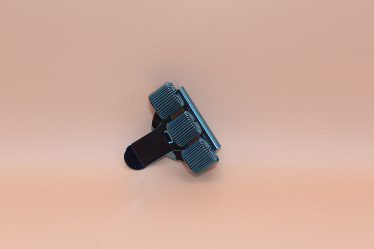 3-vaks Pennenclip – Blauw Metallic - Caregear.nl Zorg scharen verpleegkundigen