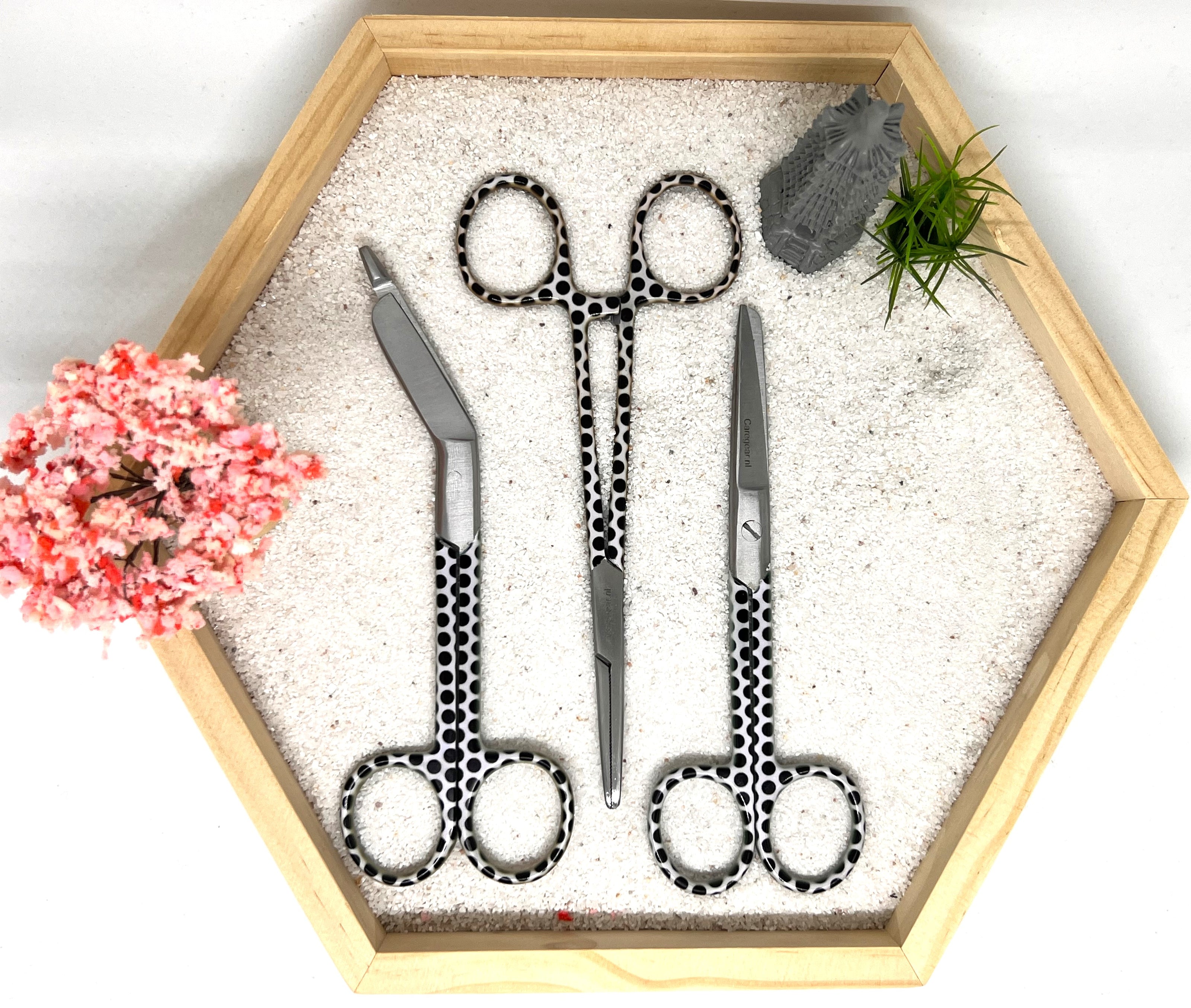 3 delig scharen set verpleegkundige  Kroonparel (+ naam graveren) - Caregear.nl Zorg scharen verpleegkundigen