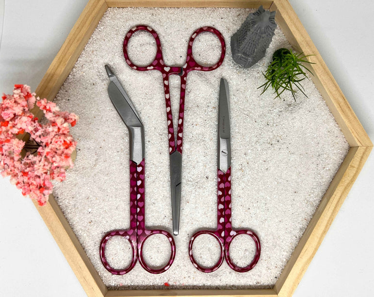 3 delig paarse set scharen met  roze hartjes, verpleegkundige  (+ naam graveren) - Caregear.nl Zorg scharen verpleegkundigen