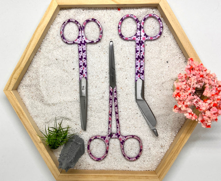 3-delige verpleegkundige scharenset in het paars met vlinders – medische scharen van RVS met naamgravering - Caregear.nl Zorg scharen verpleegkundigen