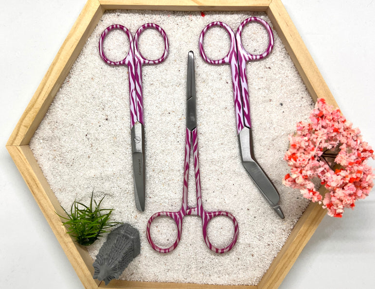 3 delig scharen set verpleegkundige Rose Zebra (+ naam graveren) - Caregear.nl Zorg scharen verpleegkundigen