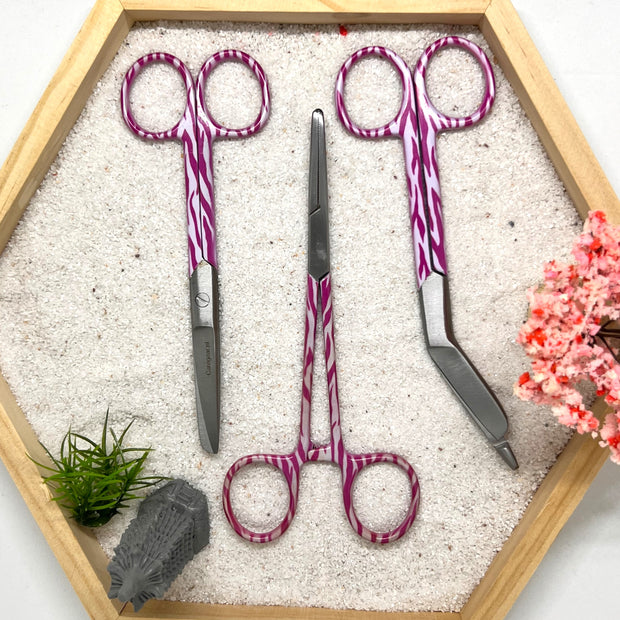 3 delig scharen set verpleegkundige Rose Zebra (+ naam graveren) - Caregear.nl Zorg scharen verpleegkundigen