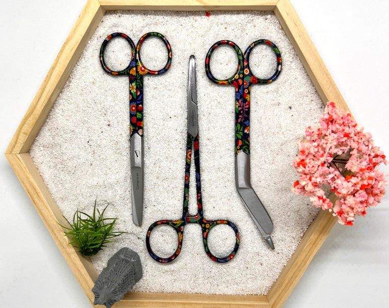 3 delig scharen set verpleegkundige Bloemen op zwart achtergrond (+ naam graveren) - Caregear.nl Zorg scharen verpleegkundigen