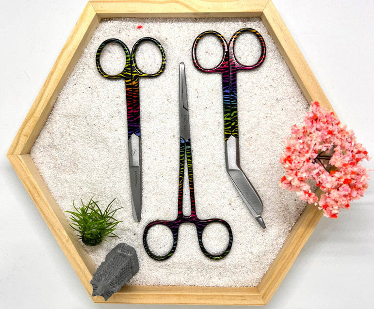 3 delig scharen set verpleegkundige Lori (+ naam graveren) - Caregear.nl Zorg scharen verpleegkundigen