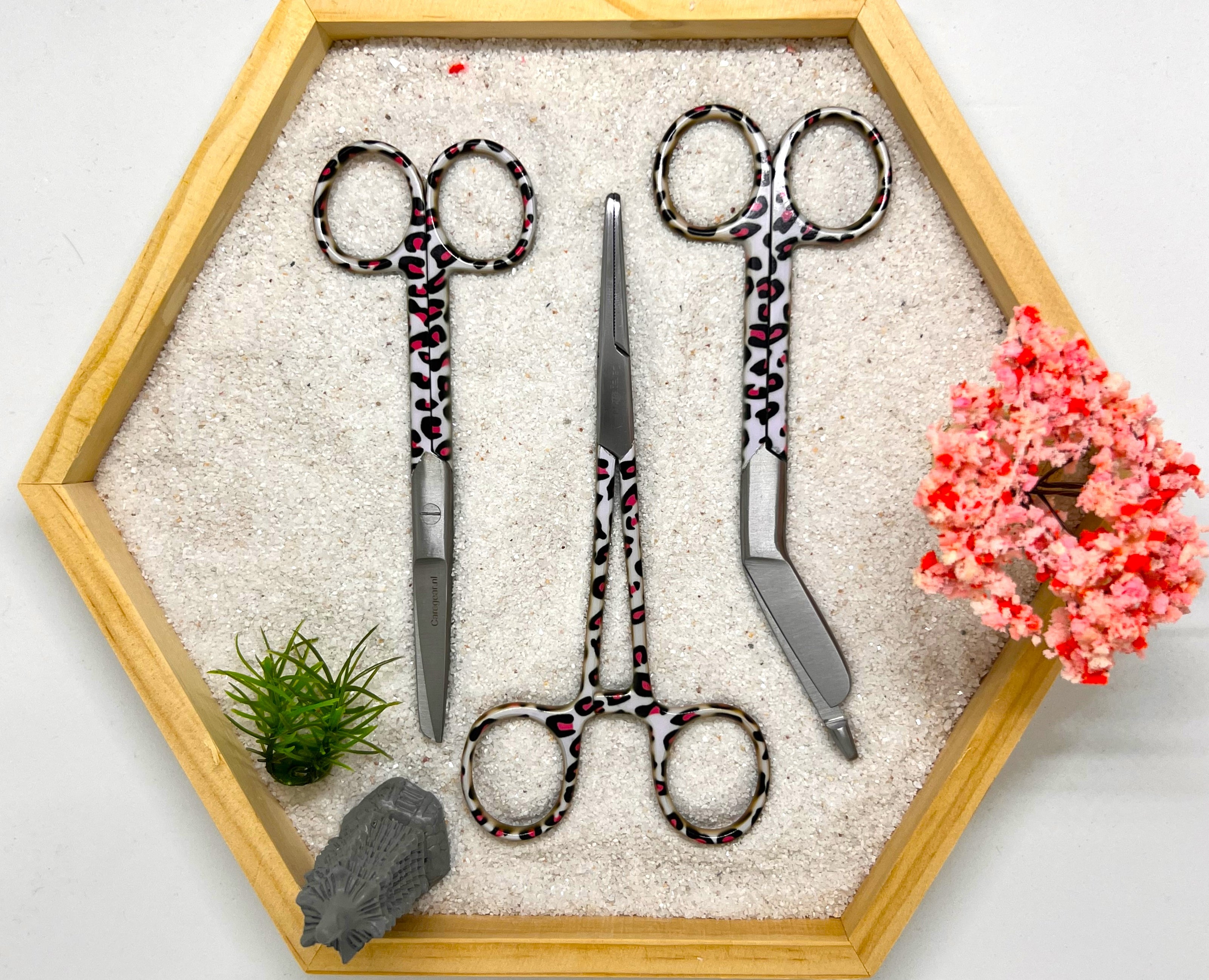 3 delig scharen set verpleegkundige Panthera (+ naam graveren) - Caregear.nl Zorg scharen verpleegkundigen